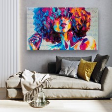 Devojka sa afro frizurom 